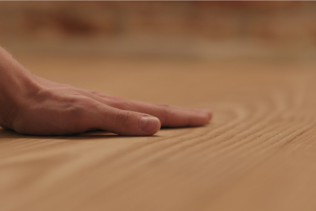 Hand op hout