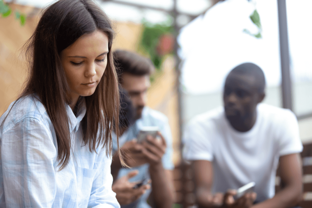 Femme s'isolant de ses amis