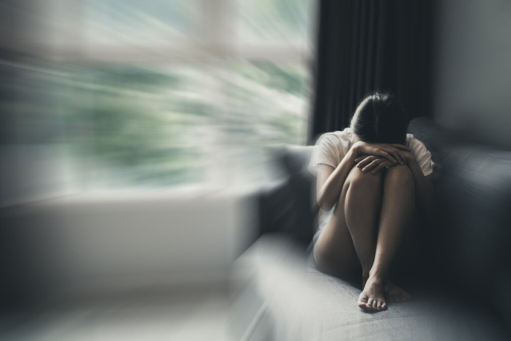 Femme avec angoisse sur le canapé
