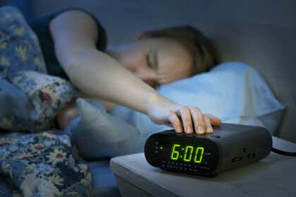 ¿Cómo afecta posponer el despertador en las mañanas?