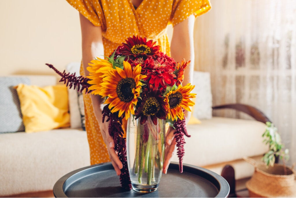 Femme plaçant un vase avec des fleurs