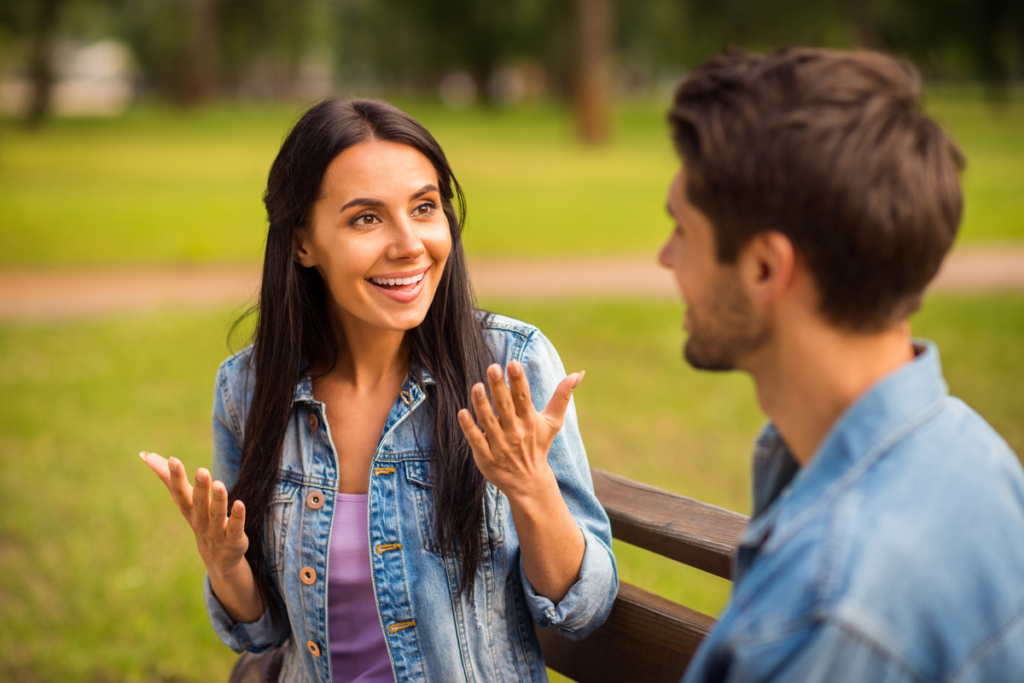 Mujer hablando con su amigo sobre si ¿Se puede olvidar la lengua materna?