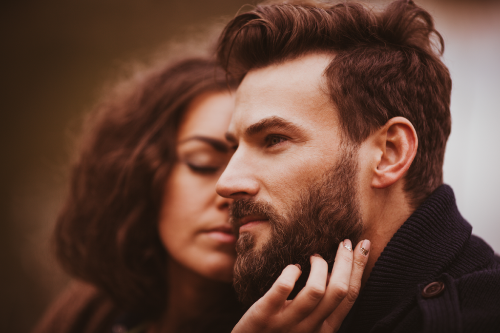 Mujer con hombre con barba