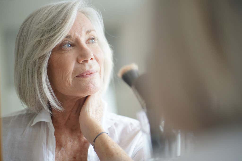 Senior kvinne tenker på pensjonisttilværelse