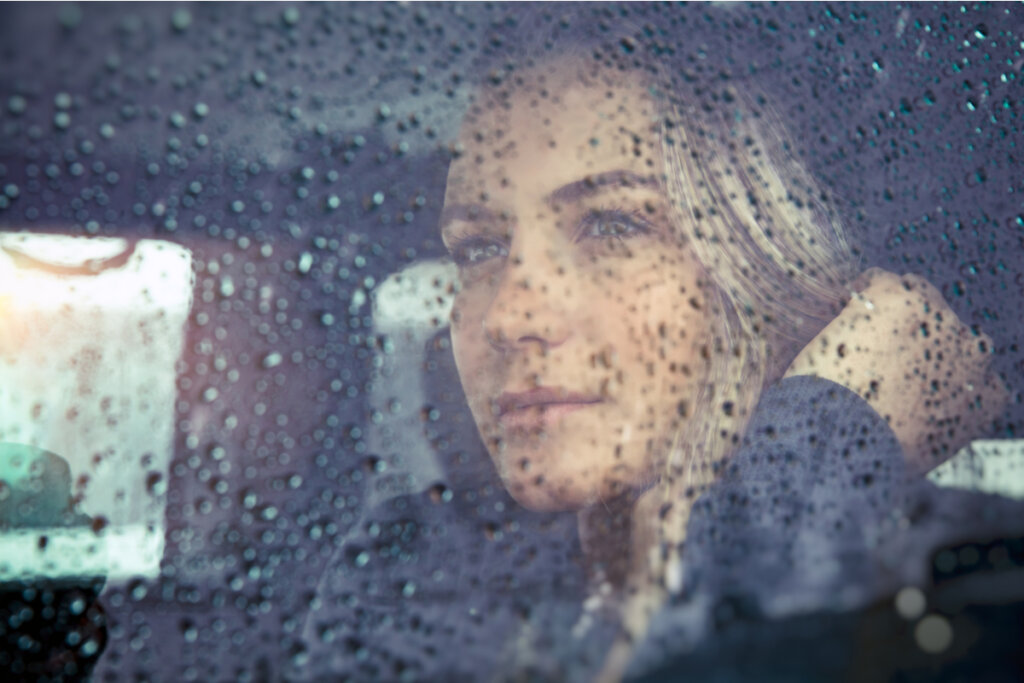 Femme regardant la pluie