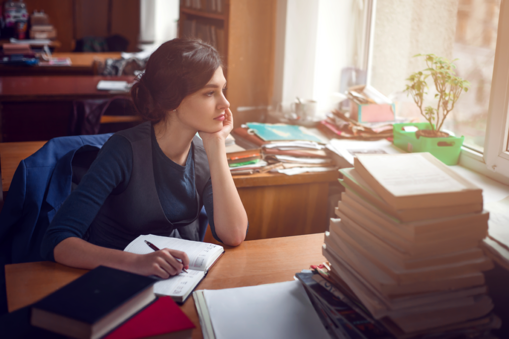 Femme pensant dans la bibliothèque