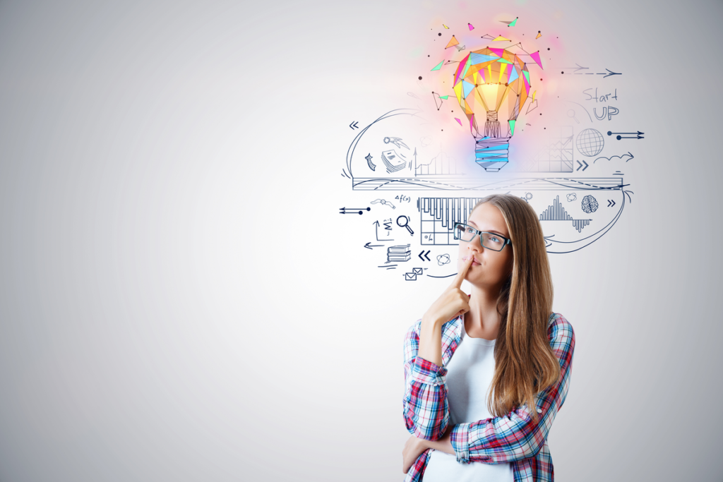 Mujer piensa en ideas creativas