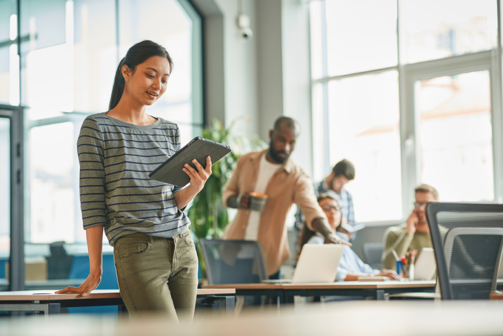 Vrouw kijkt naar haar tablet op het werk