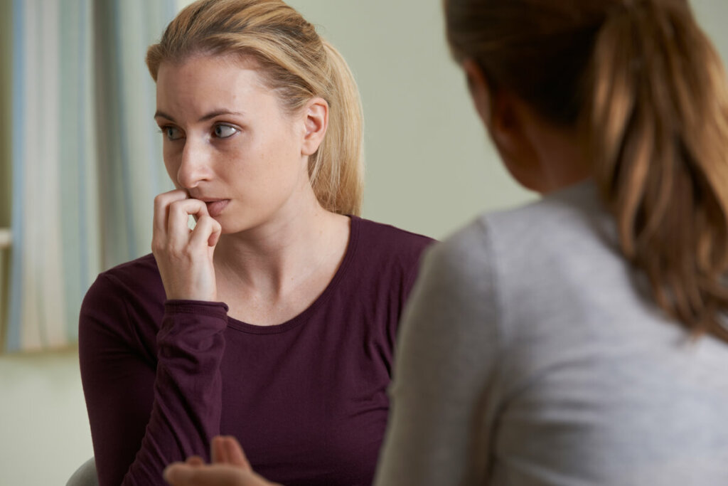 Femme se sentant gênée