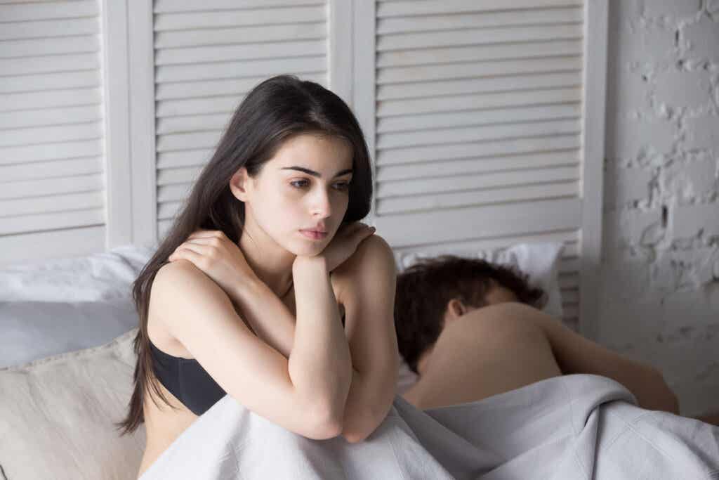 Pareja sufriendo el efecto de la pérdida de trabajo y deseo sexual