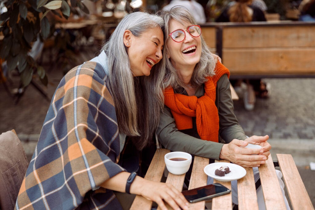 Mujeres mayores felices por vivir solo a partir de los 50