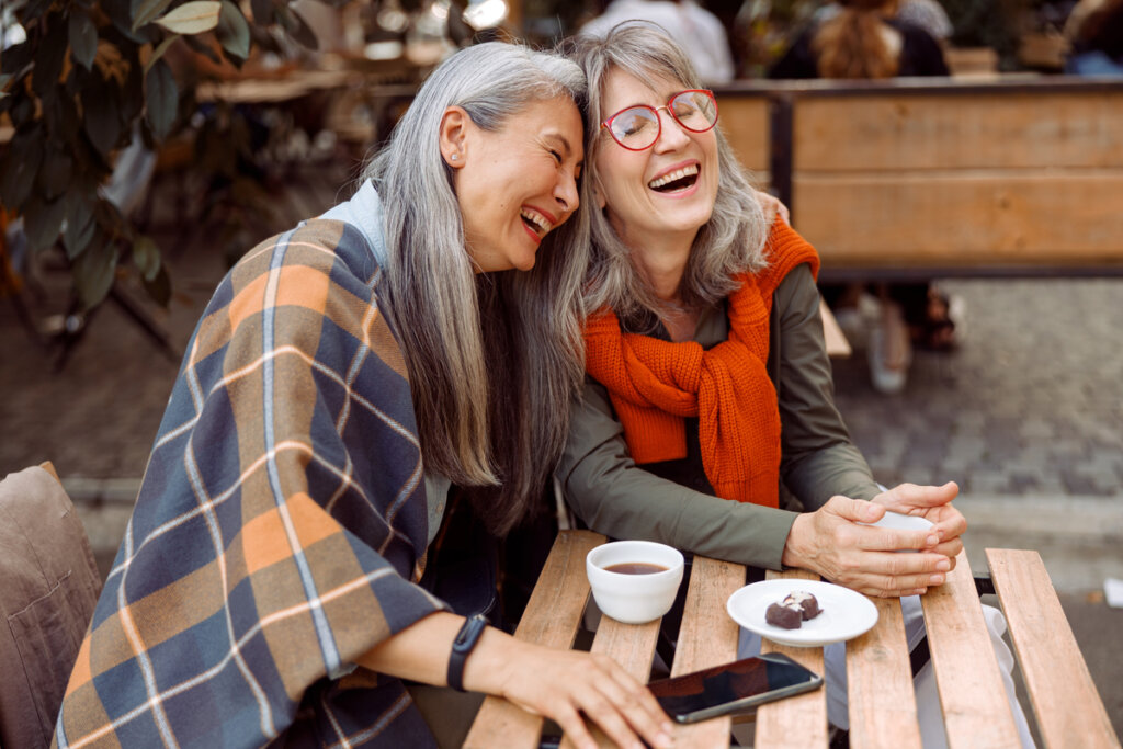 Mujeres mayores felices pensando en su edad subjetiva