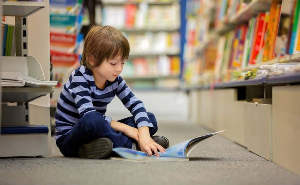 Kind zit te lezen op de grond
