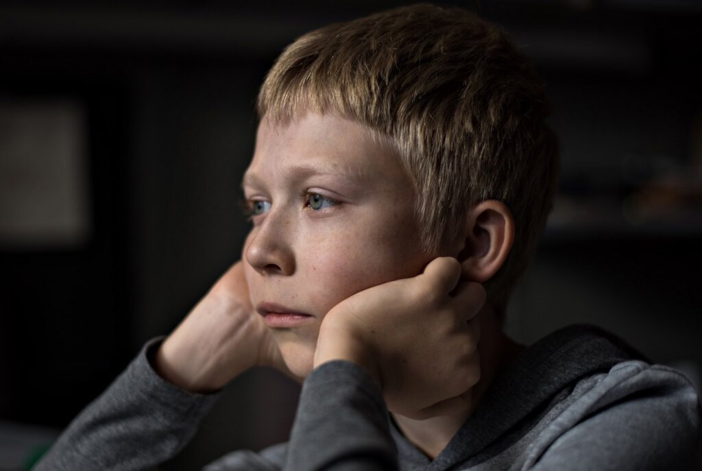 Triste garçon assis pensant