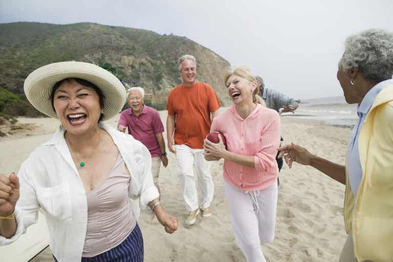 Personas mayores felices en la playa, lo opuesto a las personas que envejecen mal