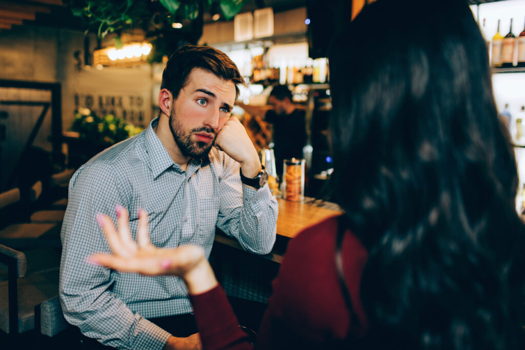 Homme recevant des commentaires négatifs