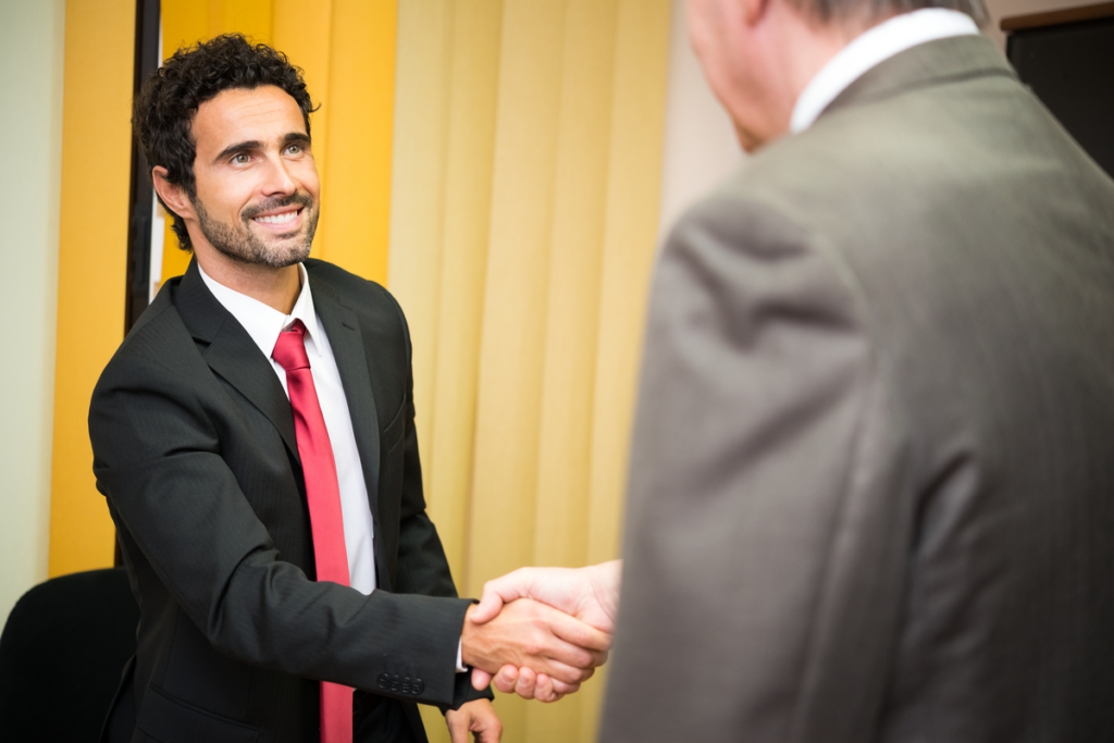 Hombre haciendo una entrevista de trabajo