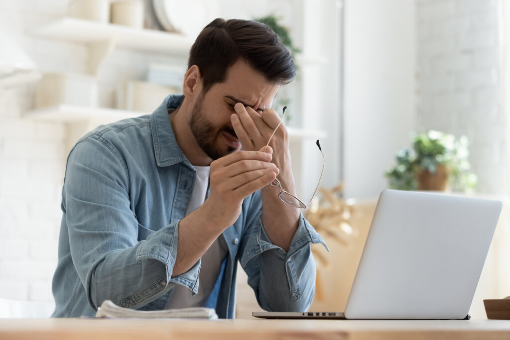 Homme étourdi devant un ordinateur