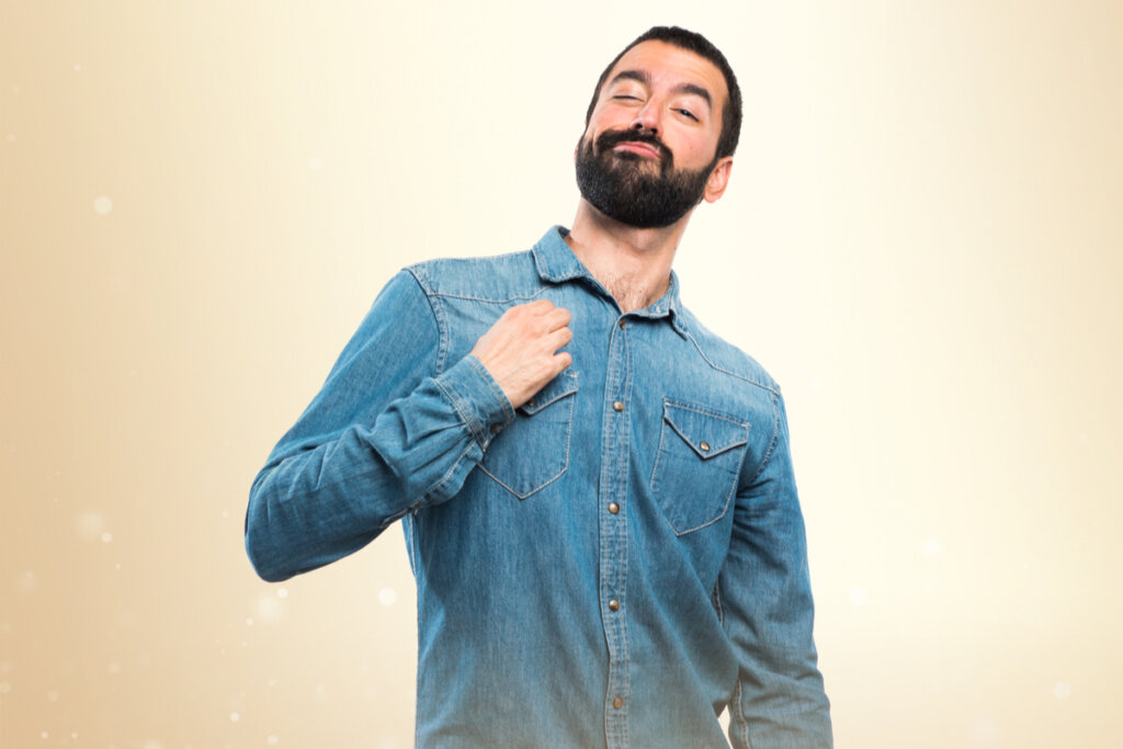 Homme narcissique se montrant du doigt