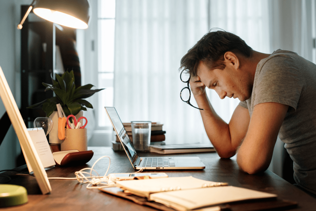 Homme inquiet travaillant