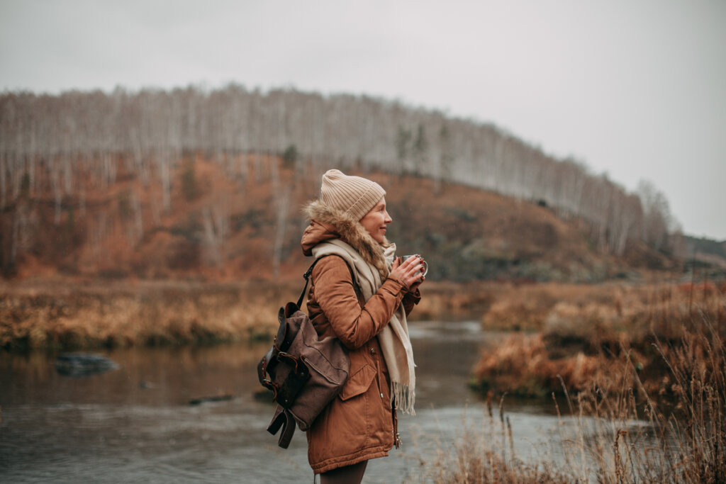 jeune femme vêtue de marron