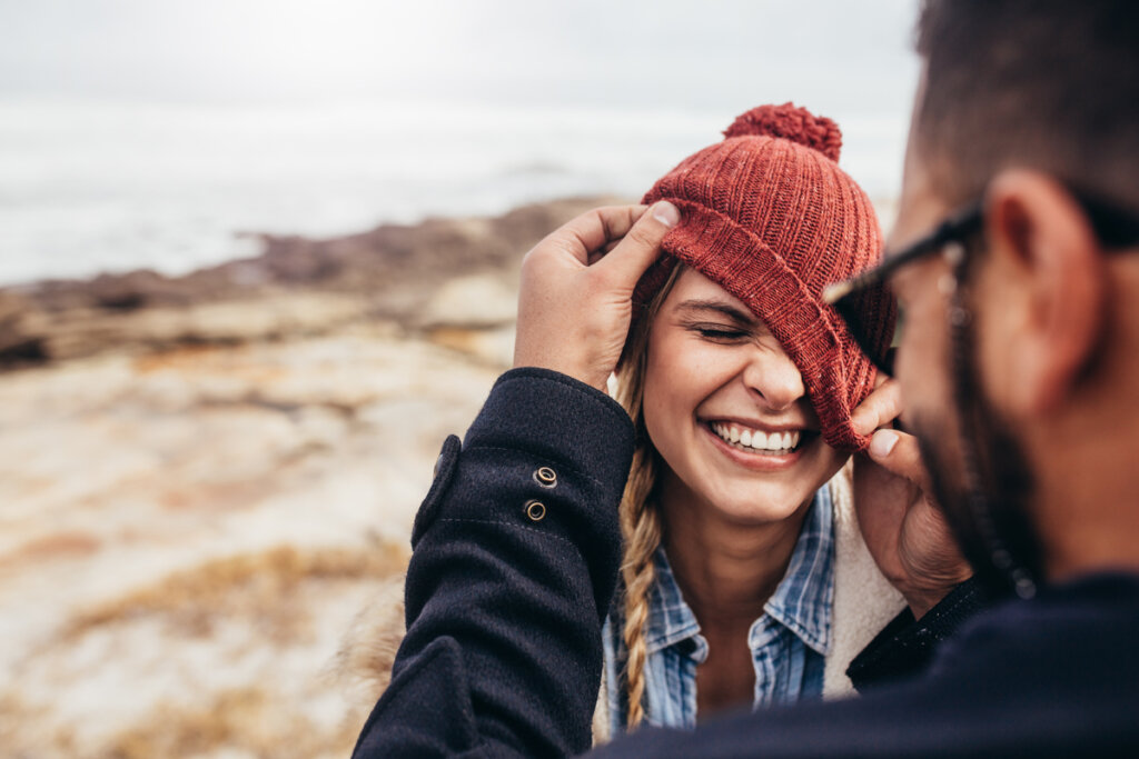 débutants amoureux sur la plage