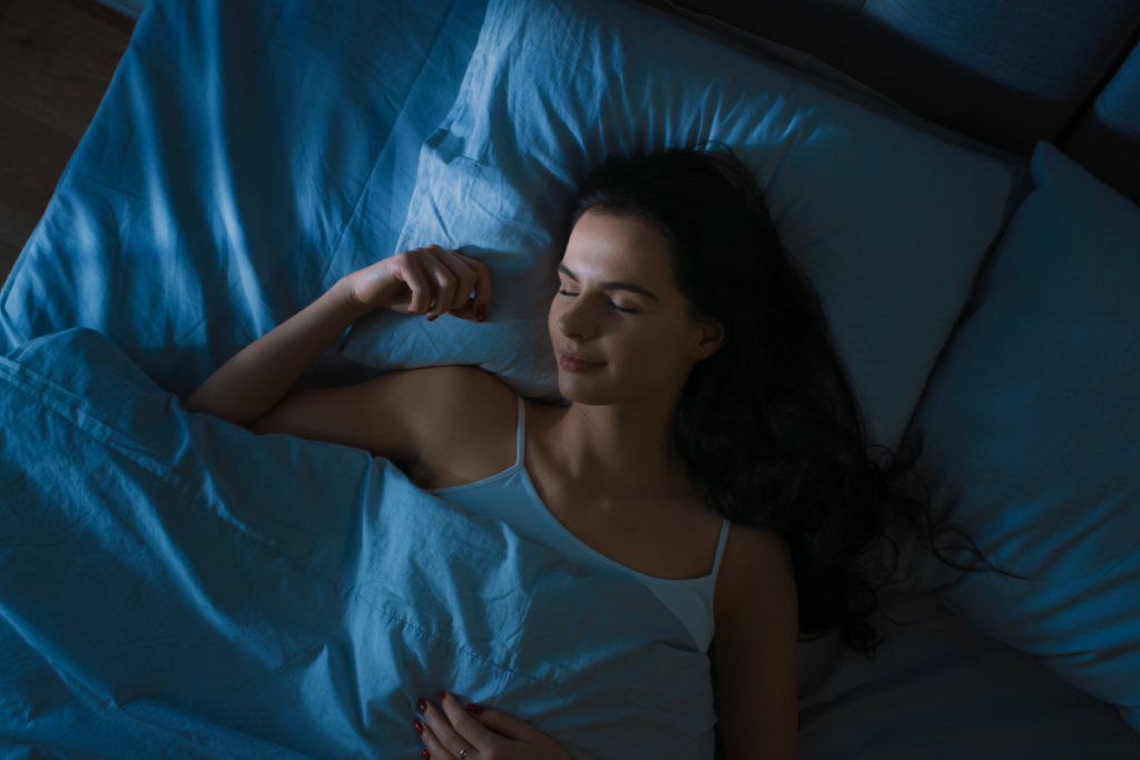 Femme endormie dans son lit