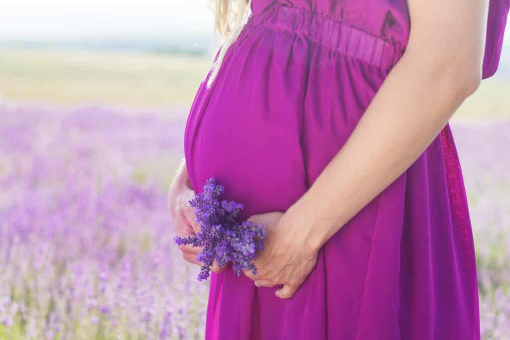Mujer embarazada con un vestido lila