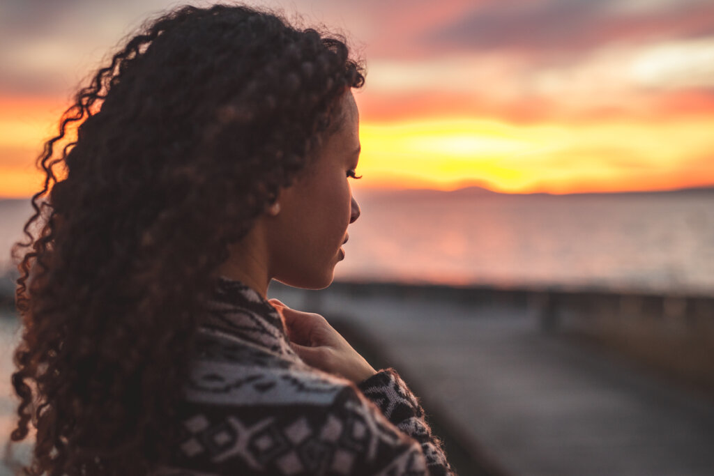 Femme regardant le coucher du soleil