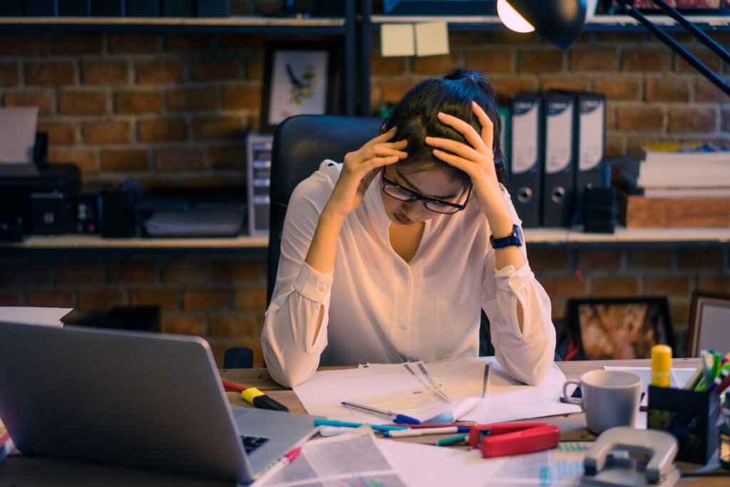 Femme stressée au travail par l'impact du trouble obsessionnel-compulsif sur les relations