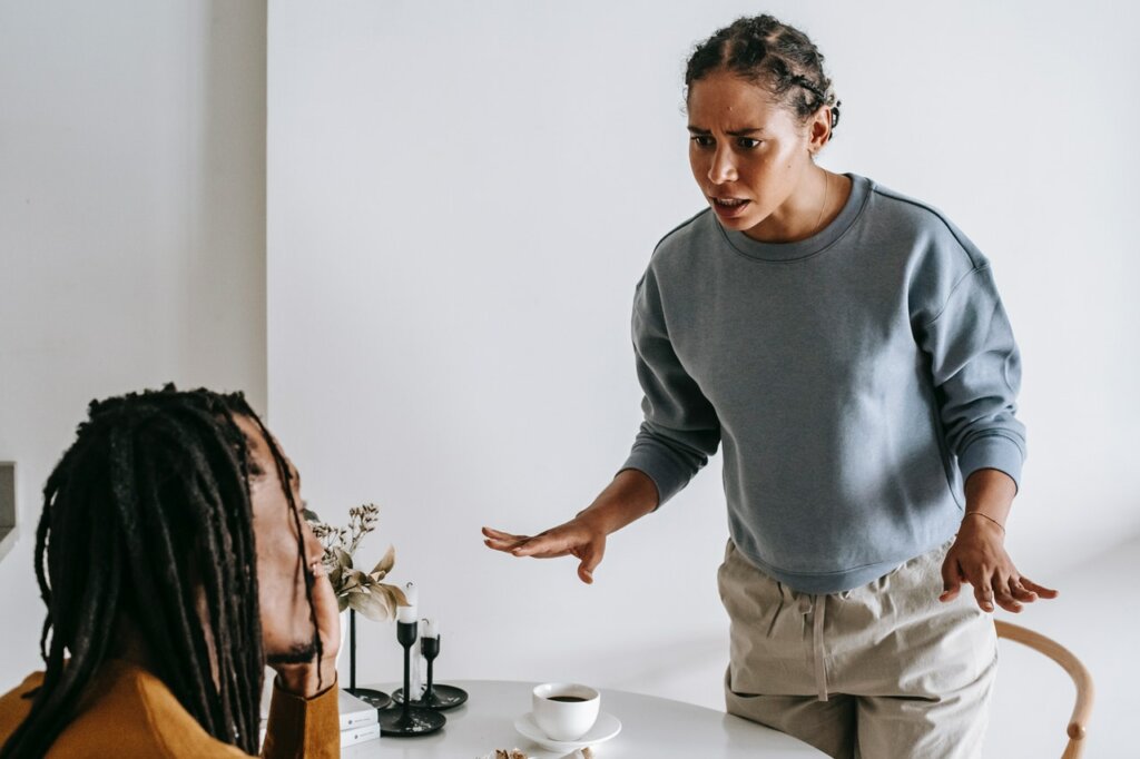 femme représentant les agresseurs verbaux