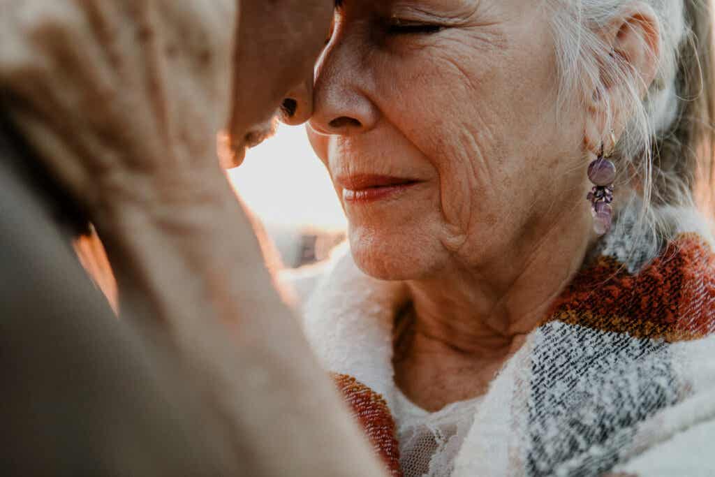 Mujer mayor abrazada a su pareja desarrollando su sabiduría sexual