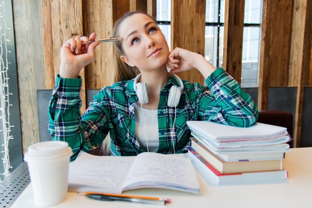 Mujer pone a prueba sus habilidades cognitivas en su estudio