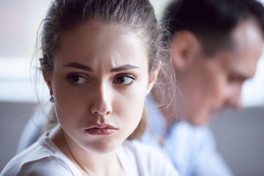 Femme pensant aux préjugés qui limitent votre bien-être