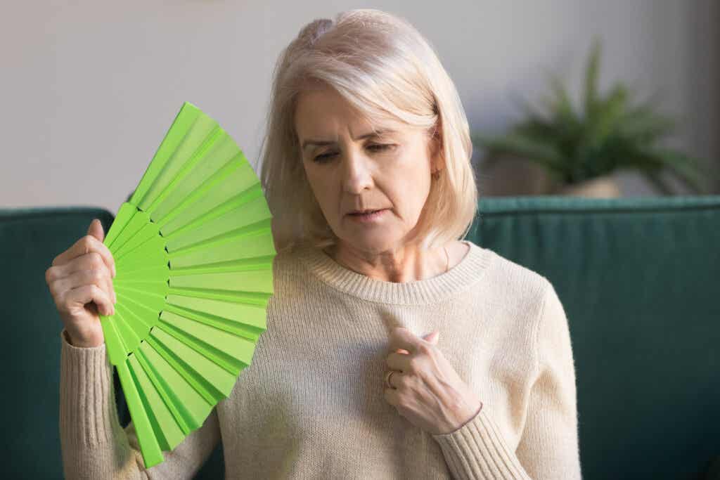 Mujer con sofocos de la menopausia