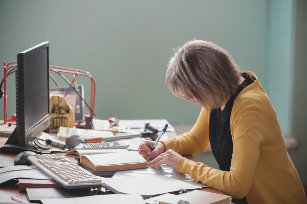 Une femme travaille dur pour faire des rapports