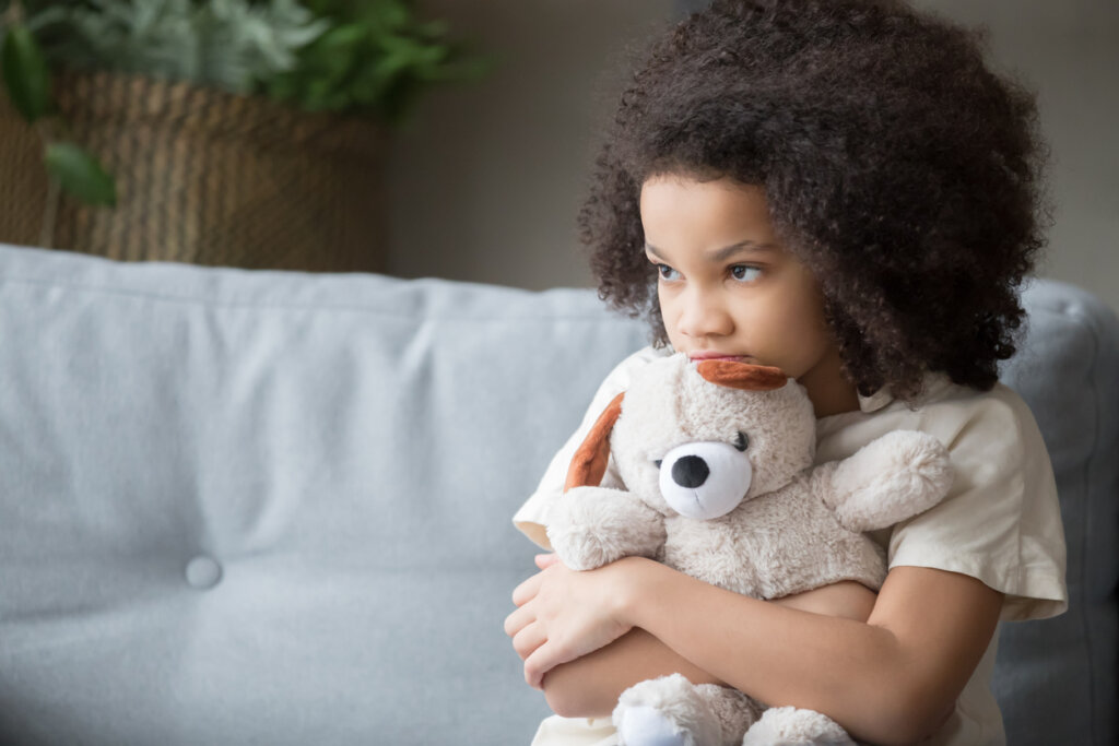 Niña agarrando un peluche