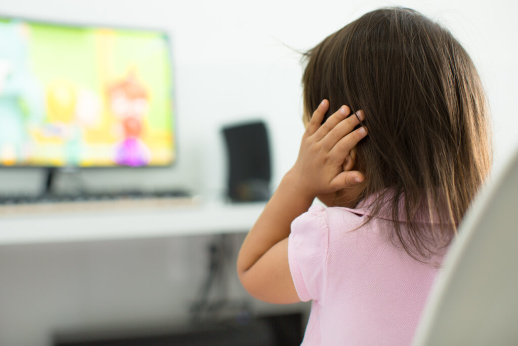 Niña tapándose los oídos