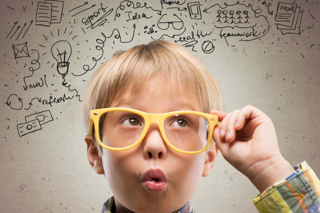 Niño con gafas pensando en el Test de reflexión cognitiva 