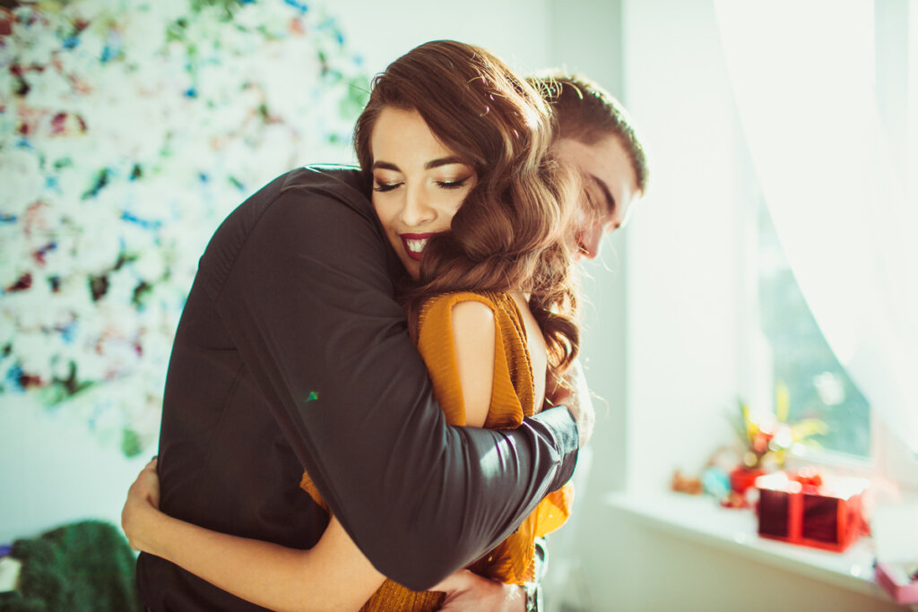 Pareja abrazándose