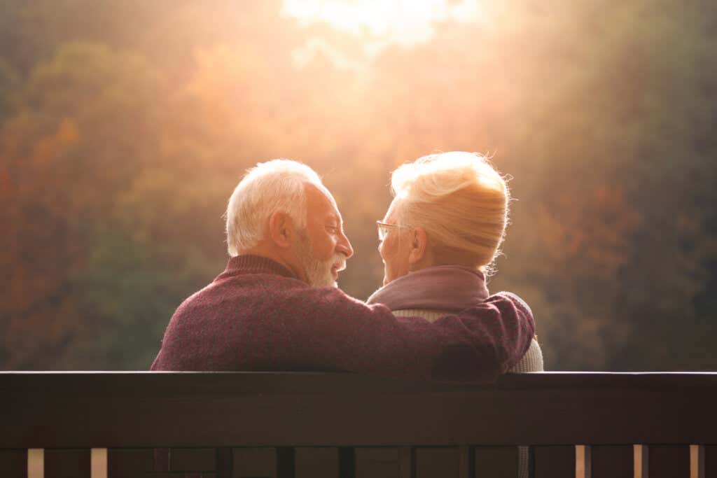 Couple de personnes âgées assis sur un banc parlant de microcoups