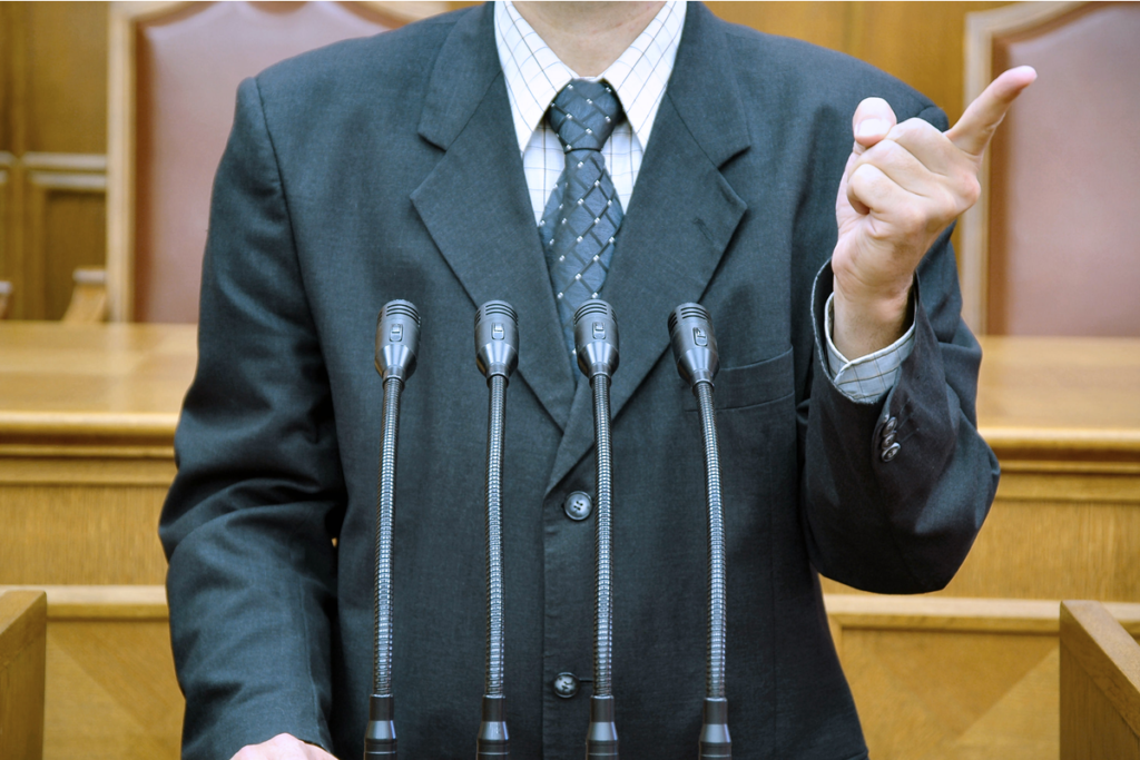 Un parlementaire prononce un discours politique