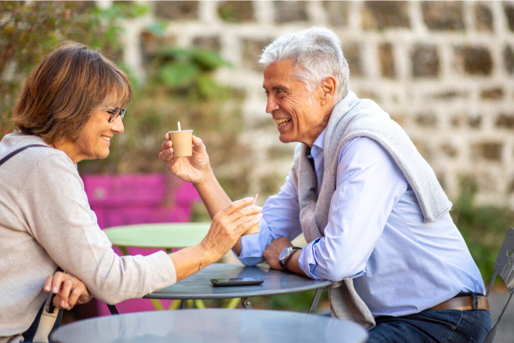 Personas mayores tomando un café simbolizando los cuatro tipos de envejecimiento