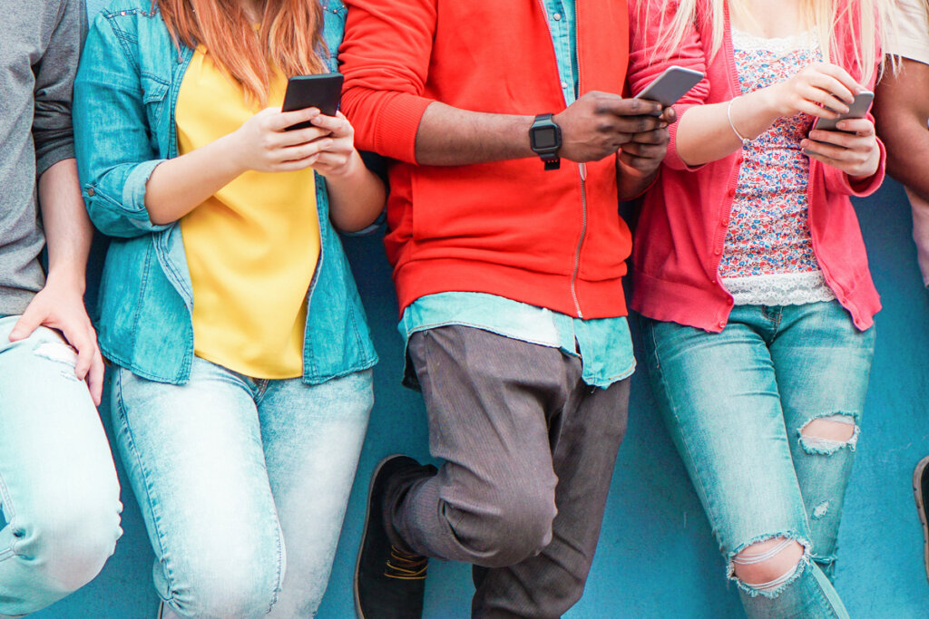 garçons avec des mobiles pour signifier que les adolescents sont de moins en moins créatifs