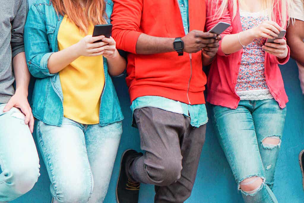 chicos con móviles para representar que los adolescentes son cada vez menos creativos