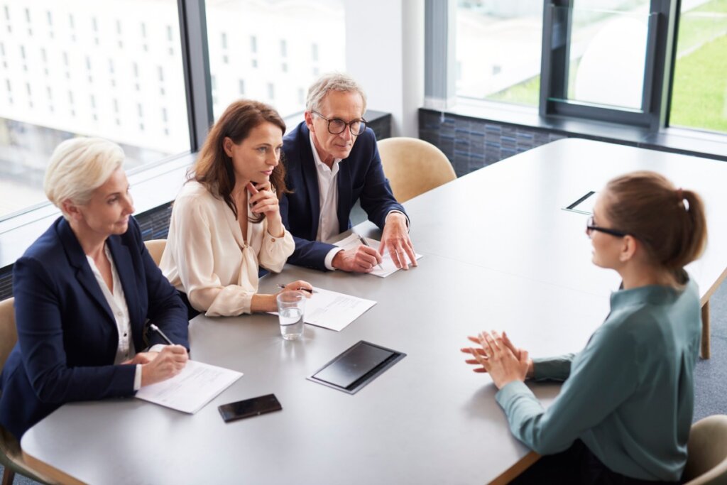Grupo de trabalho falando sobre as habilidades psicológicas mais valorizadas pelas empresas