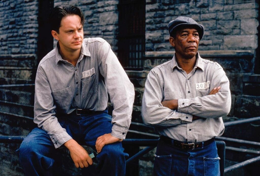 Deux hommes en prison du film Life Sentence représentant Forced Inclusion
