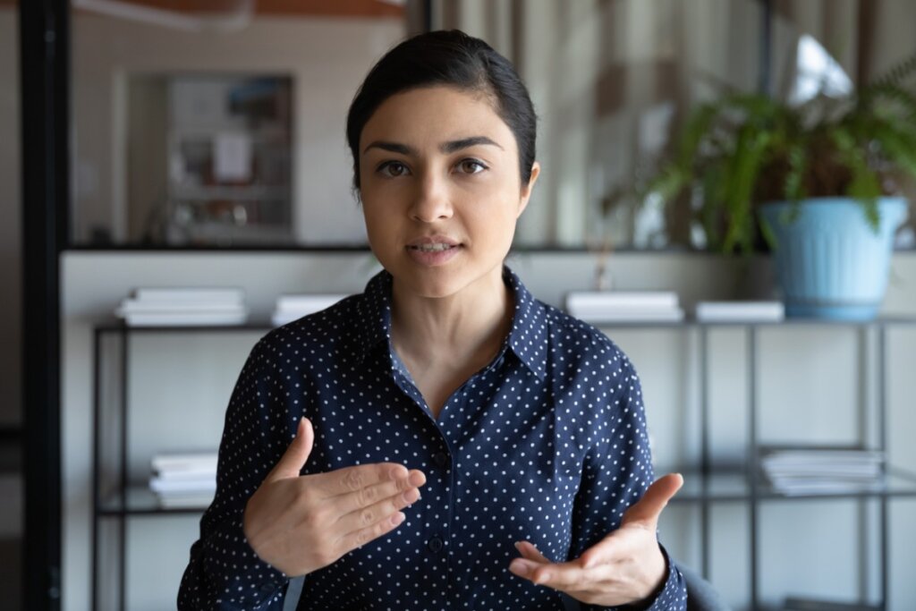 Un cadre fait une présentation par visioconférence