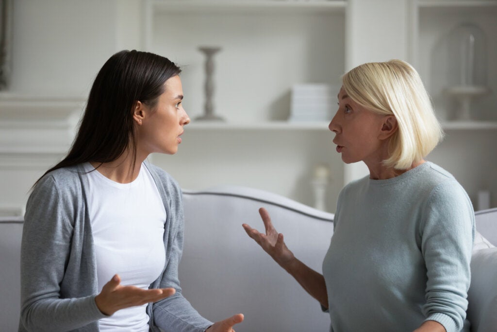 Hija adulta discutiendo con su madre pidiendo una disculpa narcisista