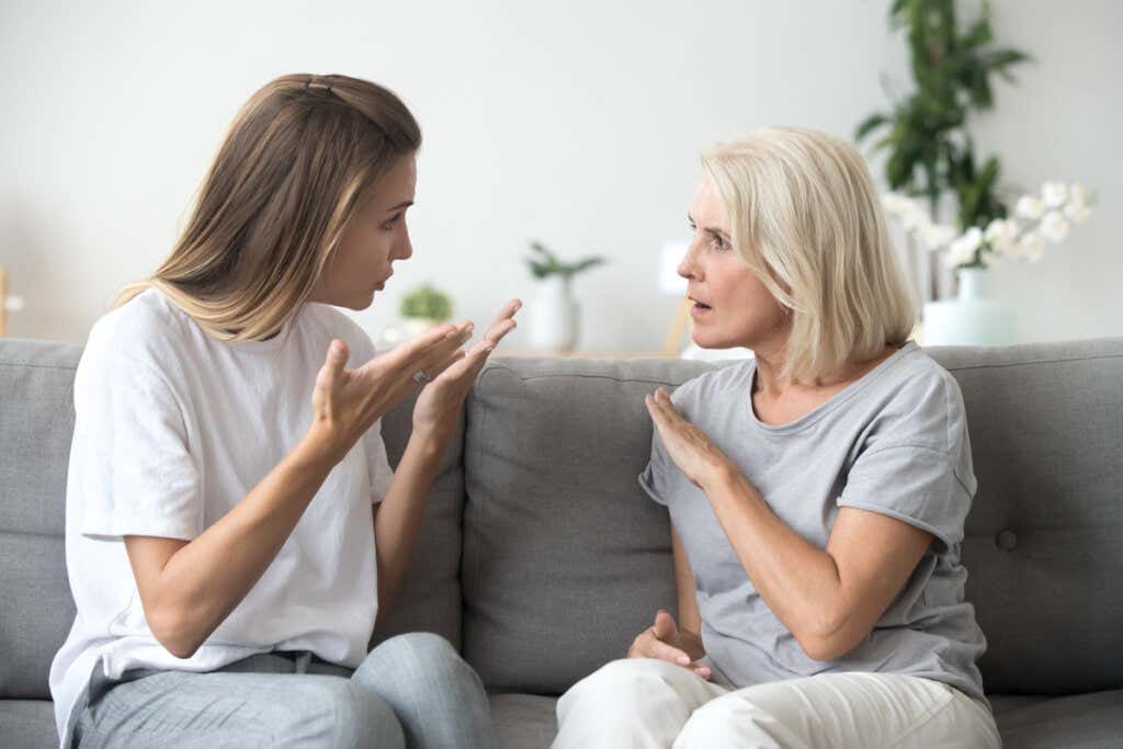 Vuxen dotter pratar med sin mamma om hur vi förstör empatiskt lyssnande
